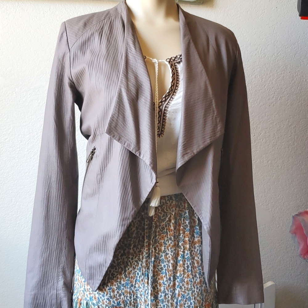 Lightweight jacket features sculpted shoulders, draped lapels, day to night look - Picture 2 of 7